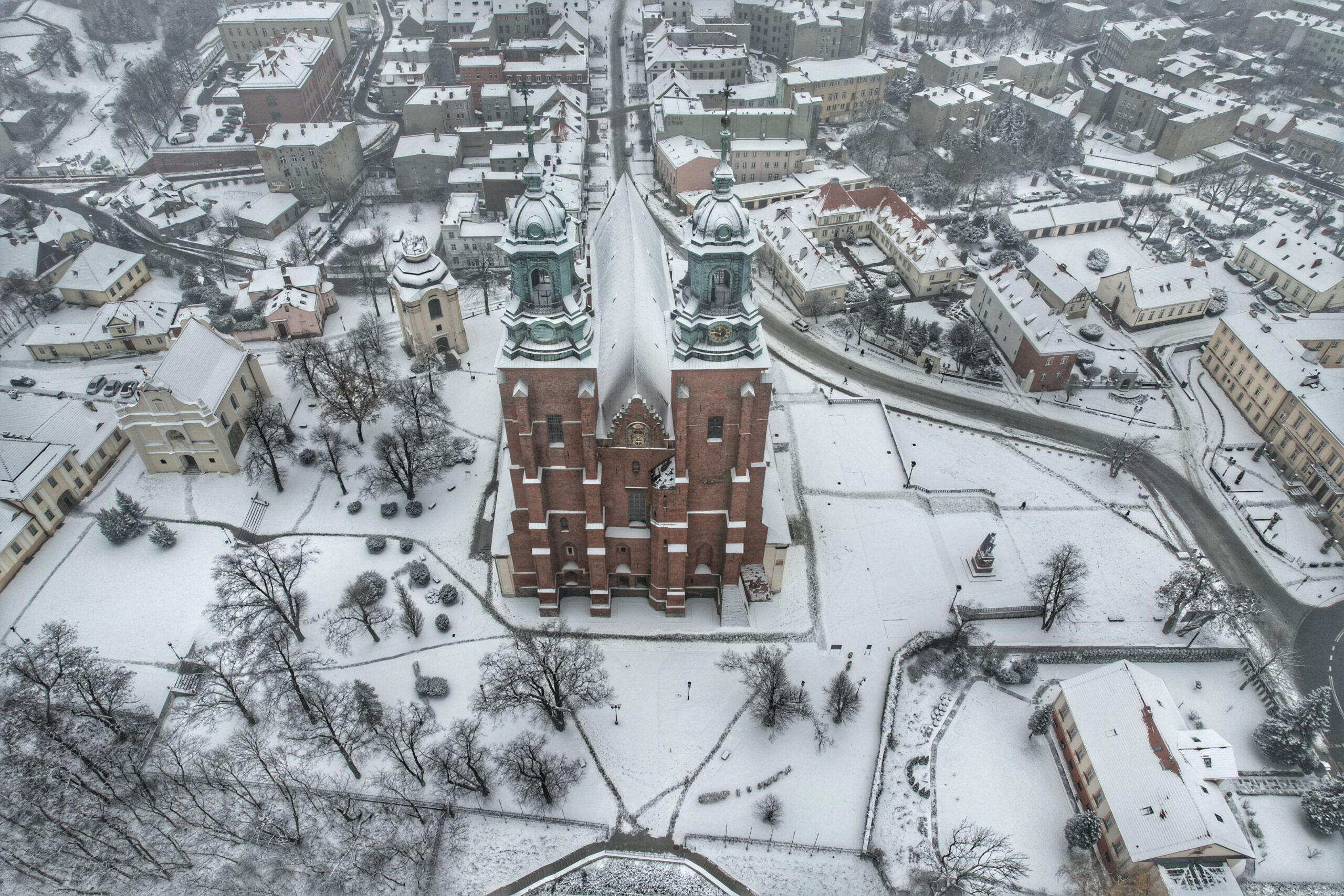 Widok z góry na Katedrę Gnieźnieńską i zimowy krajobraz miasta